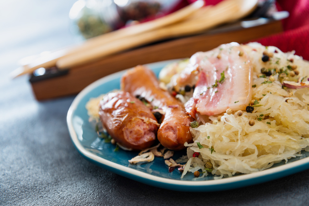 Choucroute servie dans une assiette